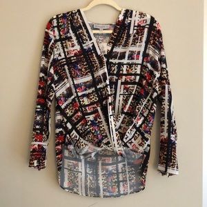 NWT Amanda U high low printed blouse. Size S
